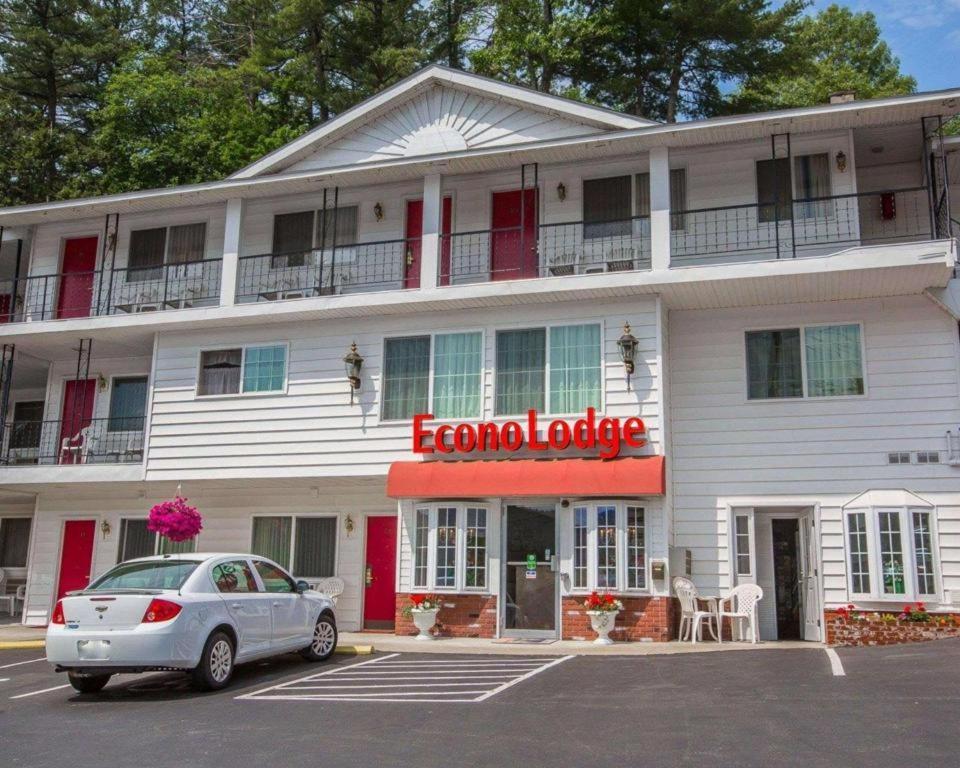 Baymont By Wyndham Lake George Hotel Exterior photo