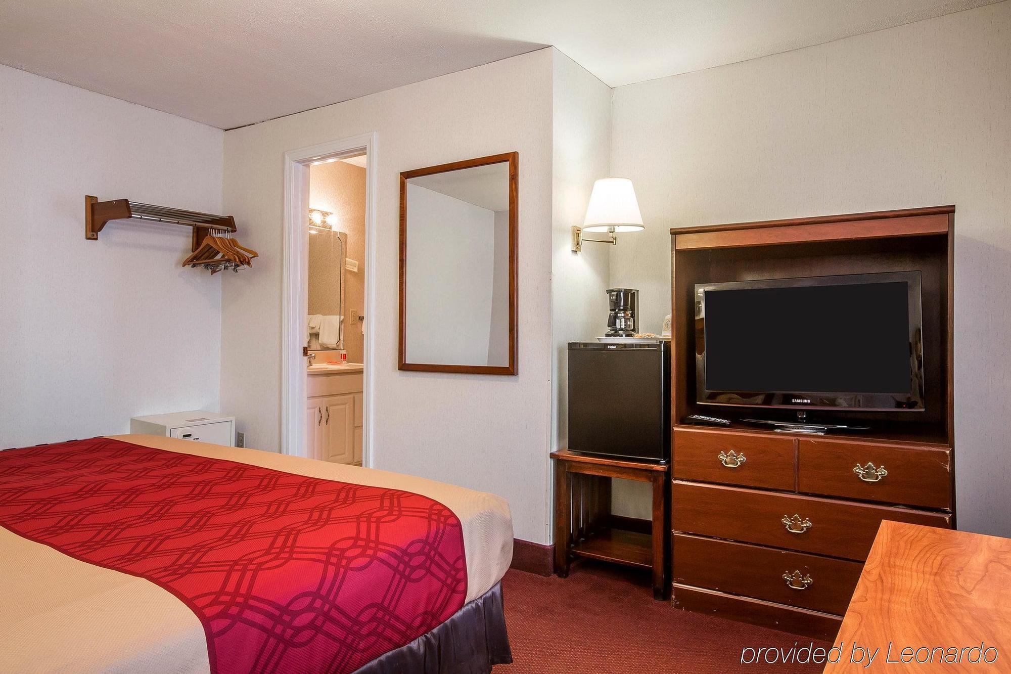 Baymont By Wyndham Lake George Exterior photo